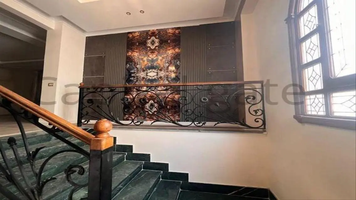 فيلا فاخره للبيع بتصميم استثنائي وحمام سباحه .