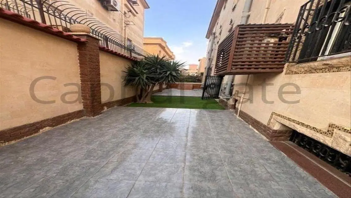 فيلا فاخره للبيع بتصميم استثنائي وحمام سباحه .