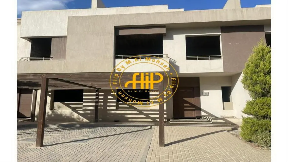 Townhouse Middle For Sale In WoodVille 228M