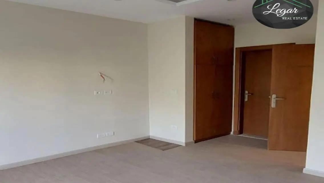 For sale in Westown, 2-bedroom apartment, 1/2 furn