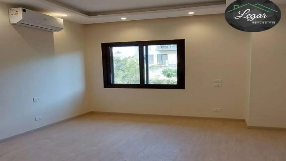 For sale in Westown, 2-bedroom apartment, 1/2 furn