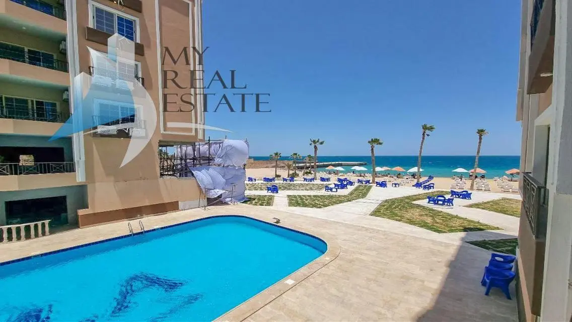 Front sea and pool view apartment in Juliana