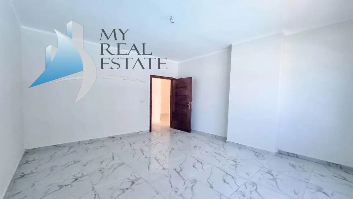 Front sea and pool view apartment in Juliana