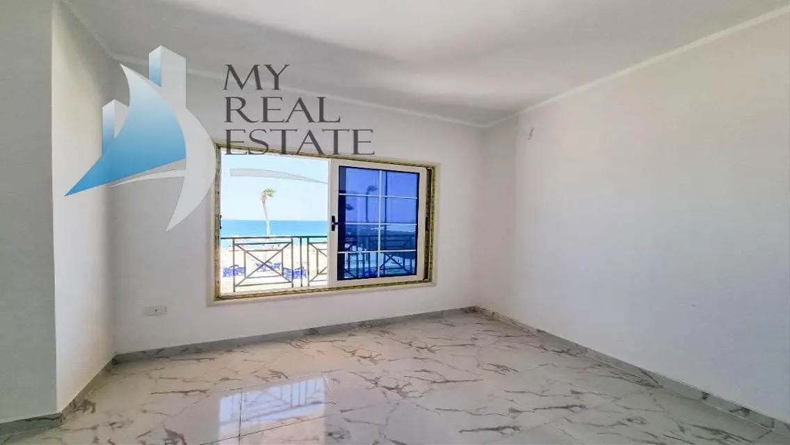 Front sea and pool view apartment in Juliana