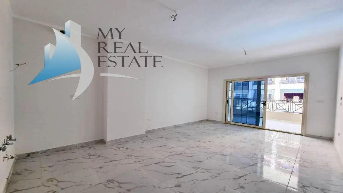 Front sea and pool view apartment in Juliana