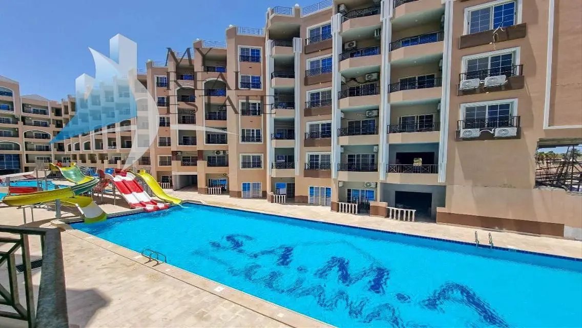 Front sea and pool view apartment in Juliana