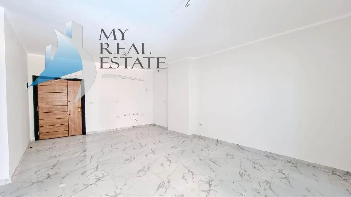 Front sea and pool view apartment in Juliana