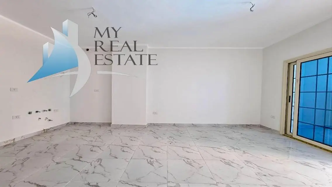 Front sea and pool view apartment in Juliana