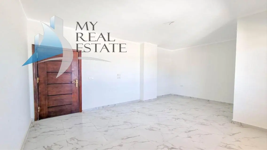 Front sea and pool view apartment in Juliana