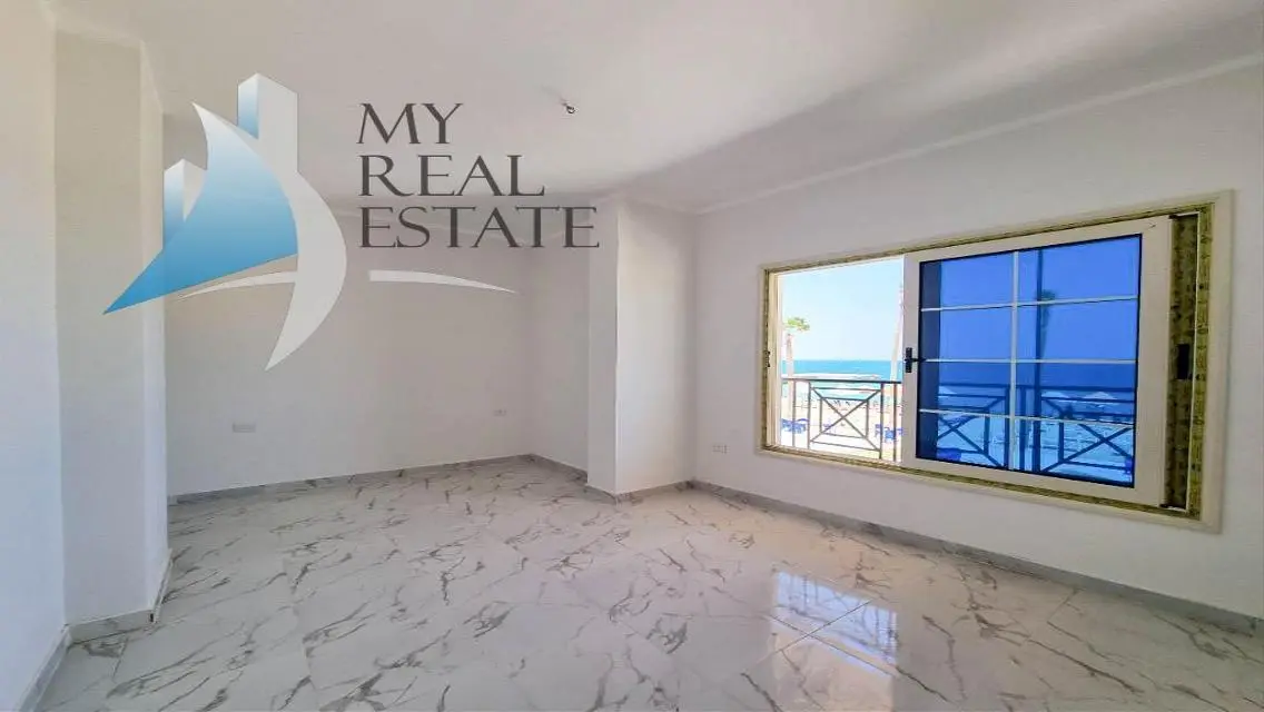 Front sea and pool view apartment in Juliana