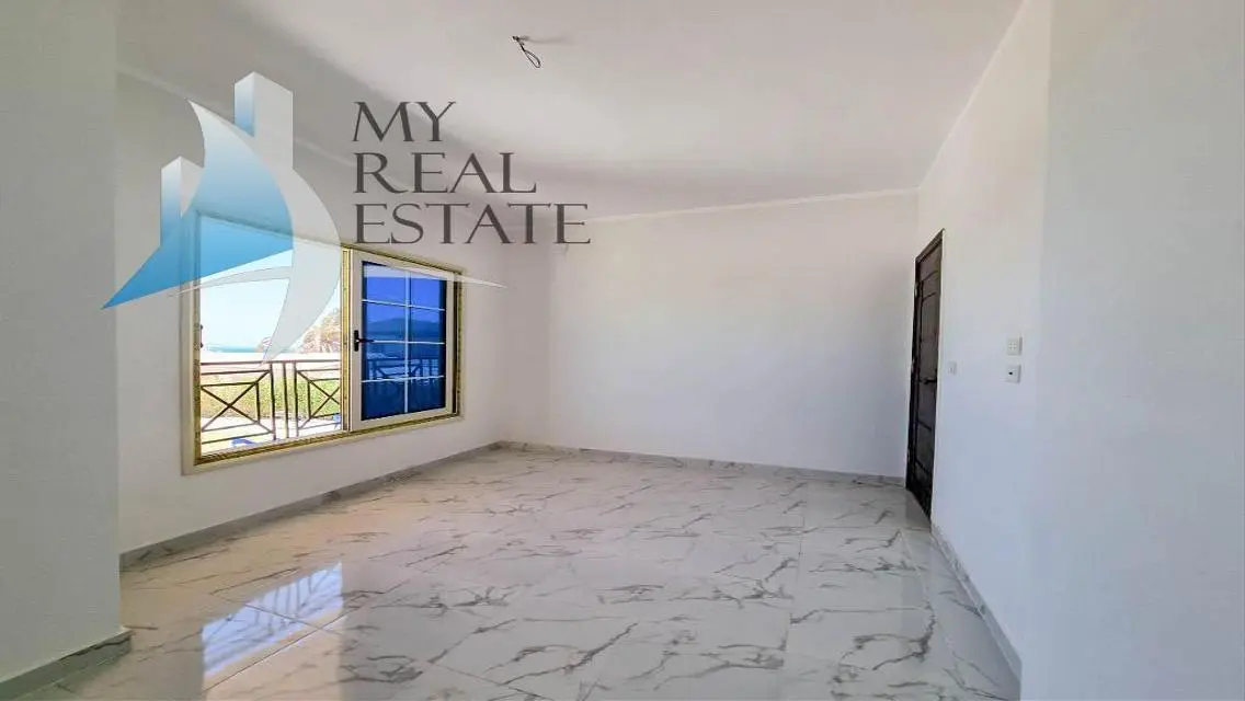 Front sea and pool view apartment in Juliana