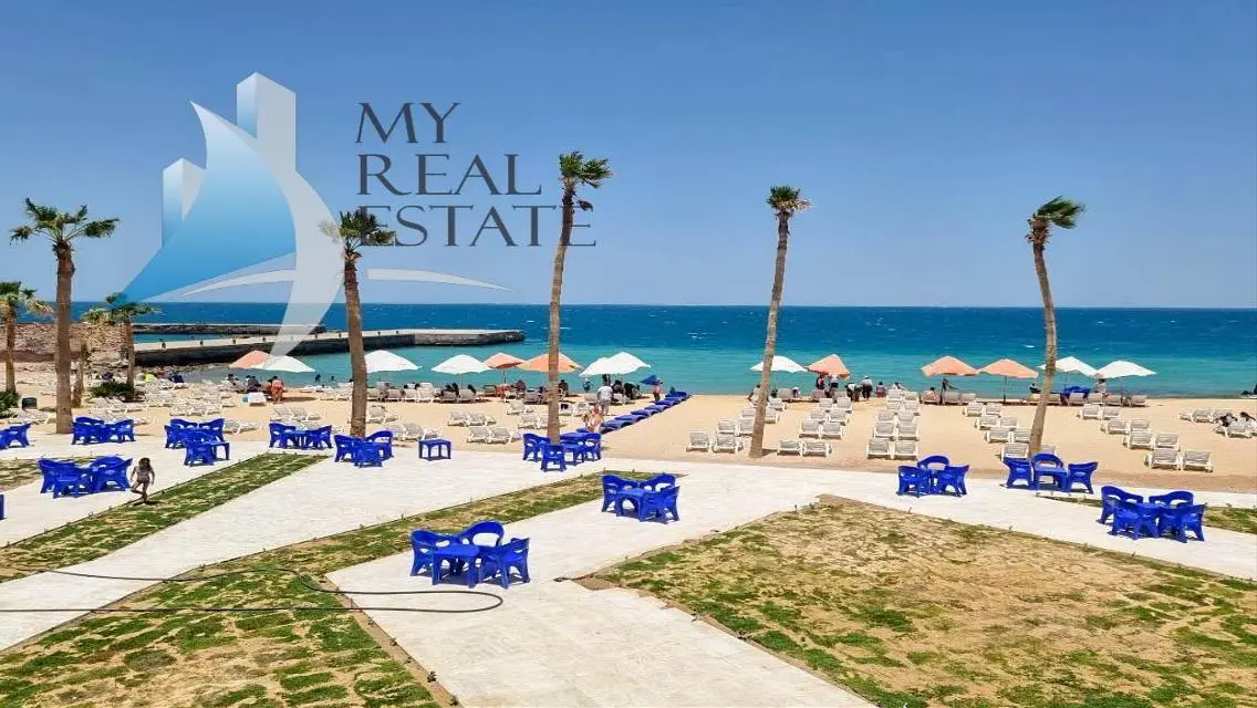 Front sea and pool view apartment in Juliana