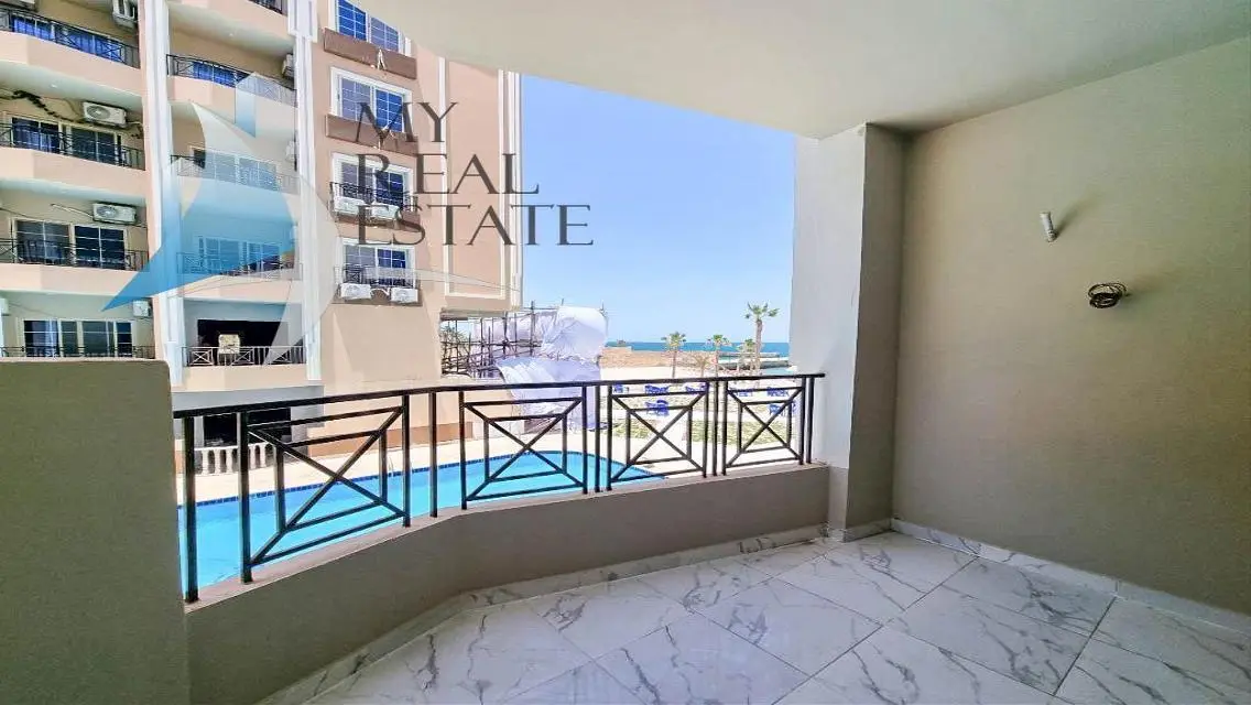 Front sea and pool view apartment in Juliana