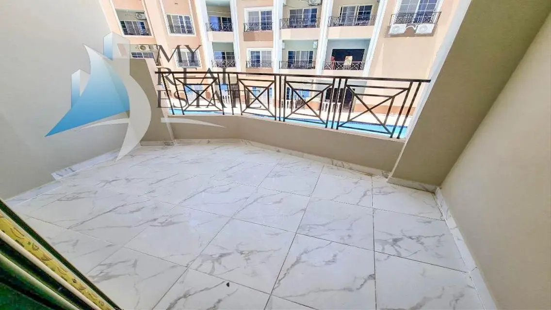 Front sea and pool view apartment in Juliana