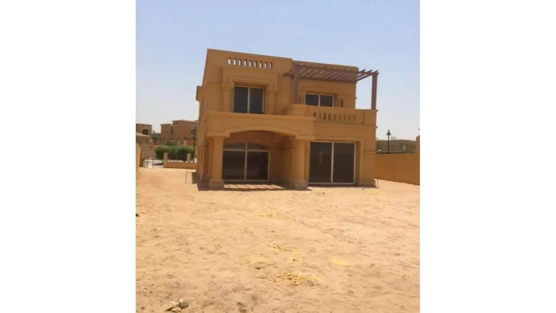 فيلا مستقله للبيع 800م كمبوند رويال ميدوز تسهيلات