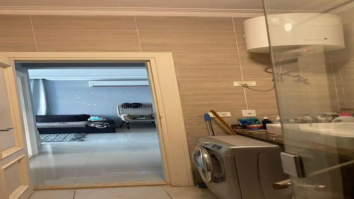 شقة غرفتين متشطبة بالتكيفات والمطبخ
