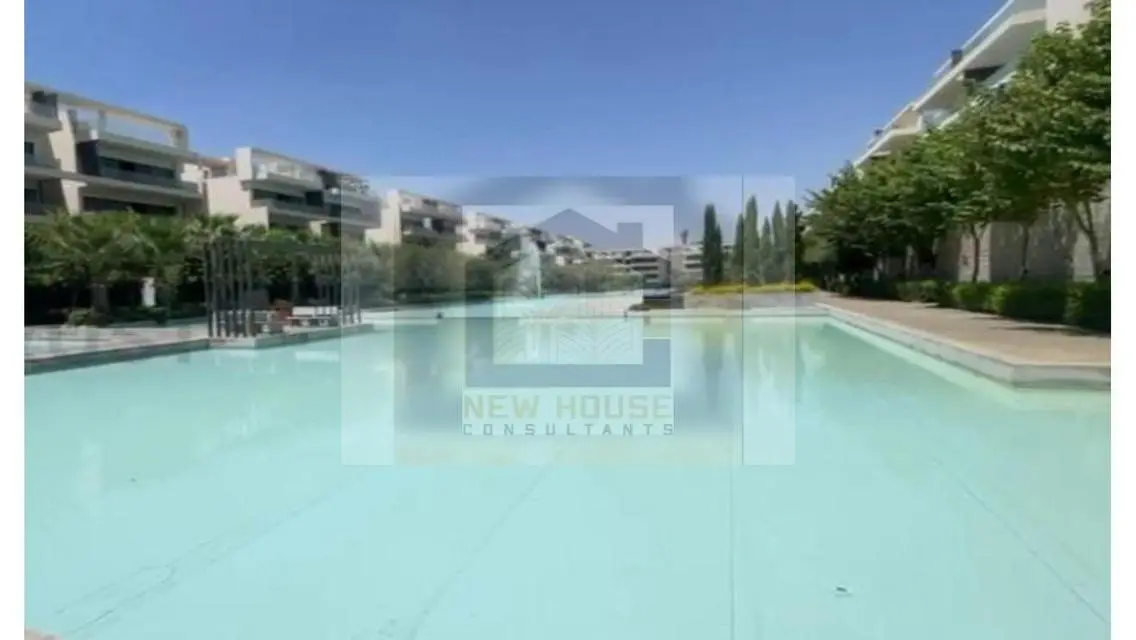 Luxury 143 sqm Apartment Overlooking Lakes