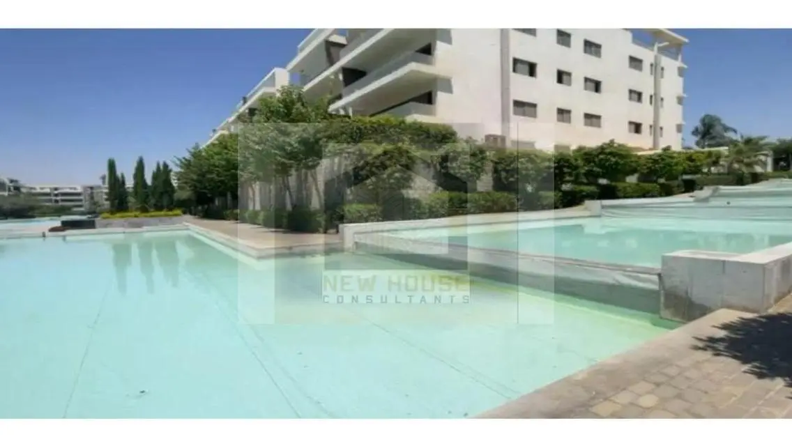 Luxury 143 sqm Apartment Overlooking Lakes