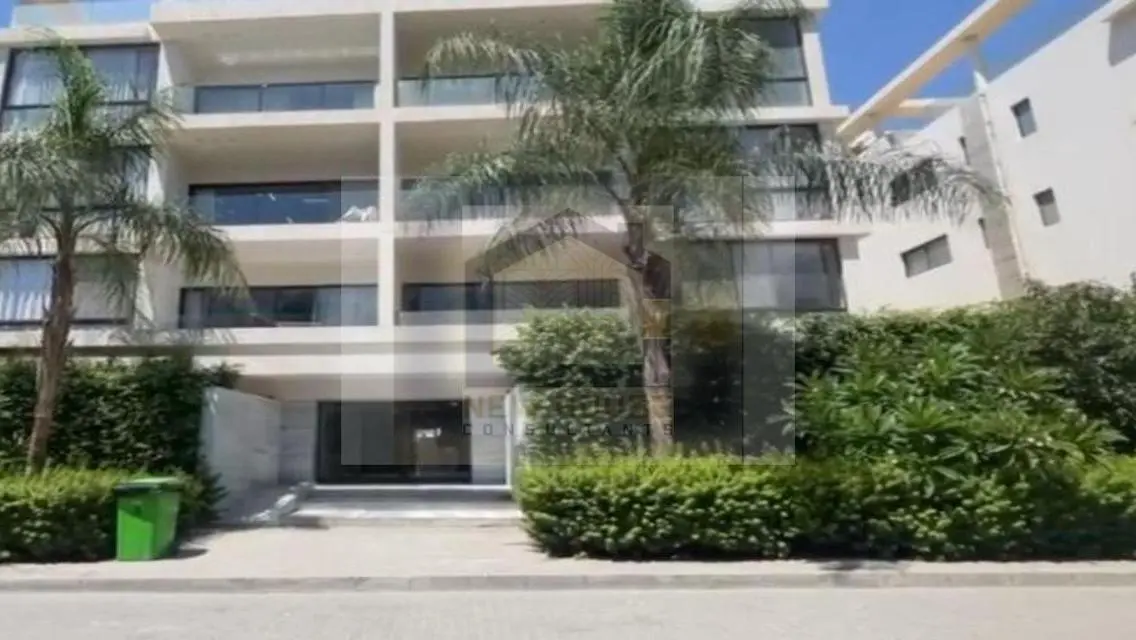 Luxury 143 sqm Apartment Overlooking Lakes