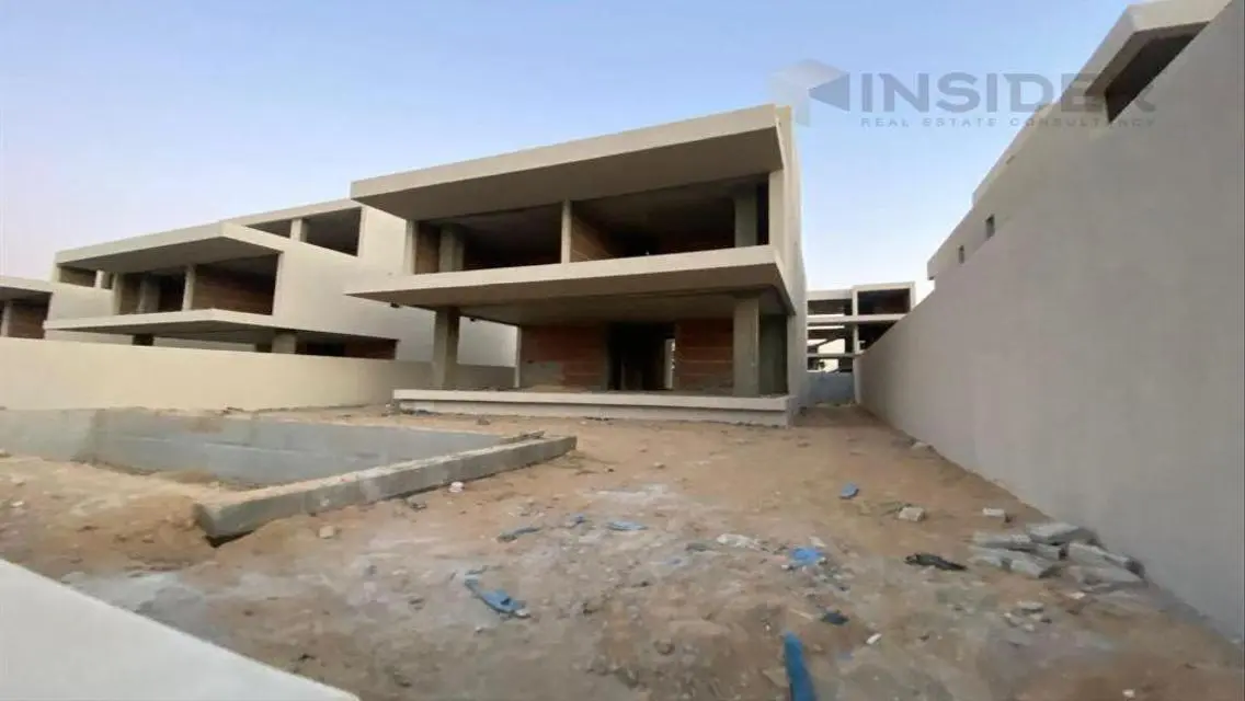 فيلا فاخرة مع مسبح خاص وإطلالة على البحيرة للبيع
