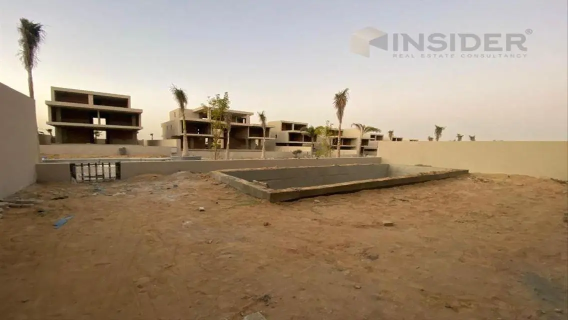فيلا فاخرة مع مسبح خاص وإطلالة على البحيرة للبيع