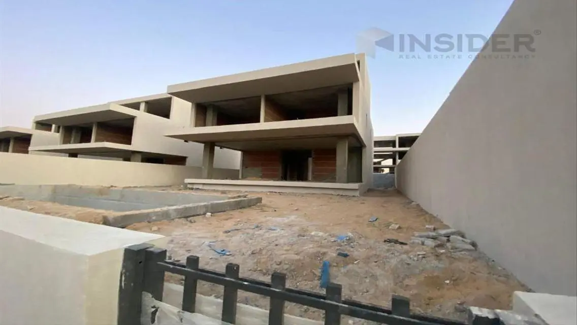 فيلا فاخرة مع مسبح خاص وإطلالة على البحيرة للبيع