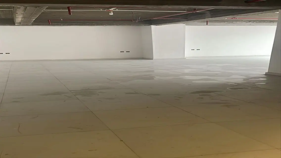 شقة حديثة بمساحة متر بمواقف مغطاة ومرافق ممتازة
