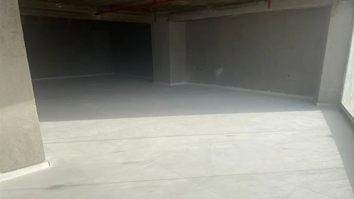 شقة حديثة بمساحة متر بمواقف مغطاة ومرافق ممتازة