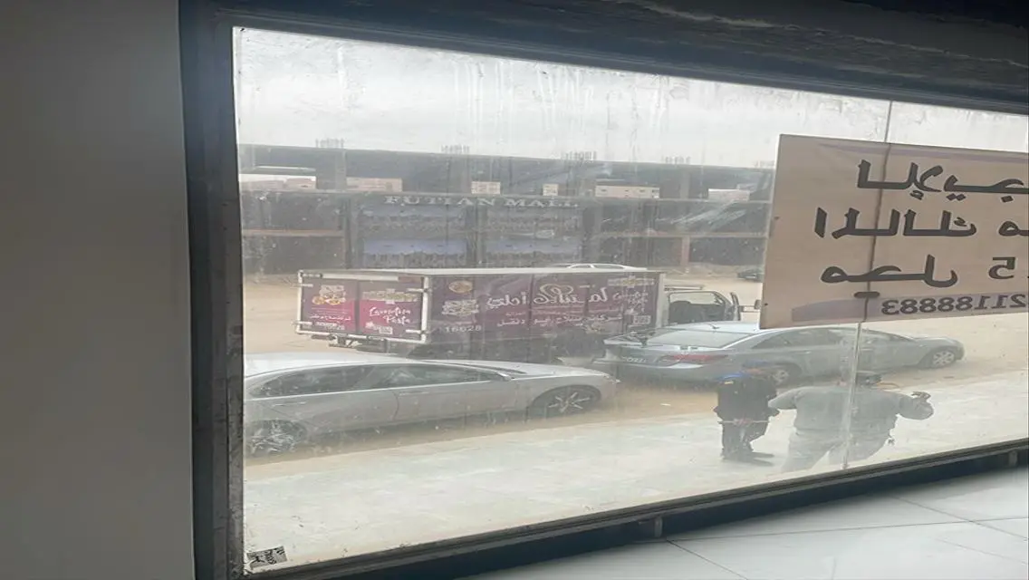 شقة حديثة بمساحة متر بمواقف مغطاة ومرافق ممتازة