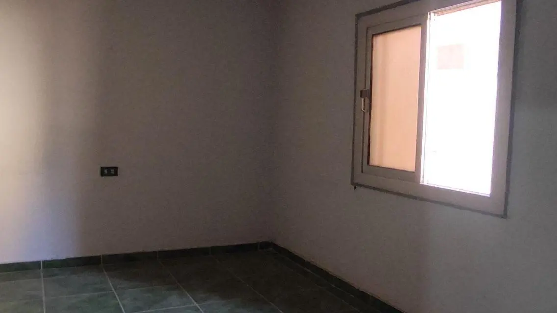 شقة فاخرة بمساحة كبيرة للبيع