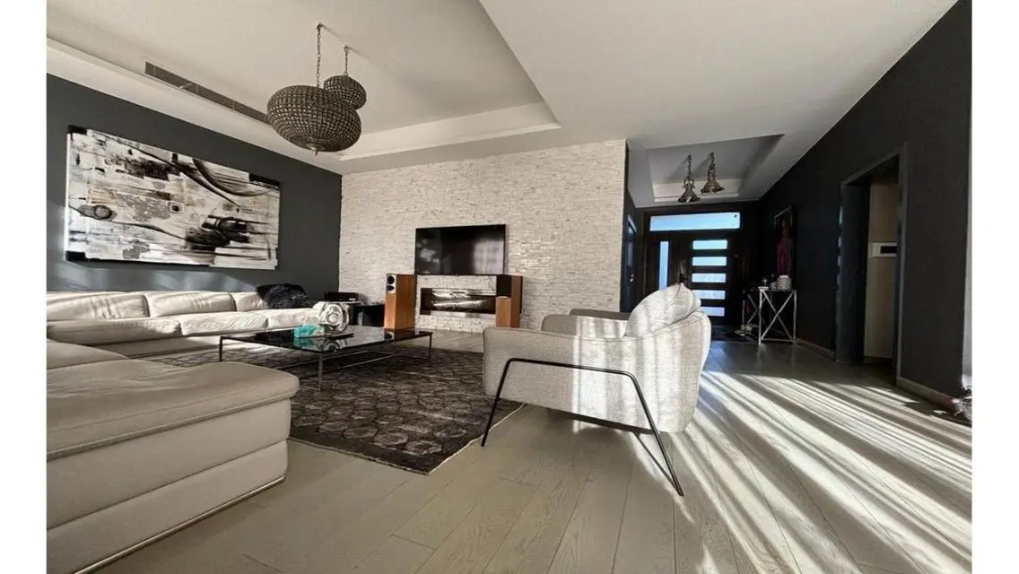 Luxurious Apartment with Private Garden and Lake Views