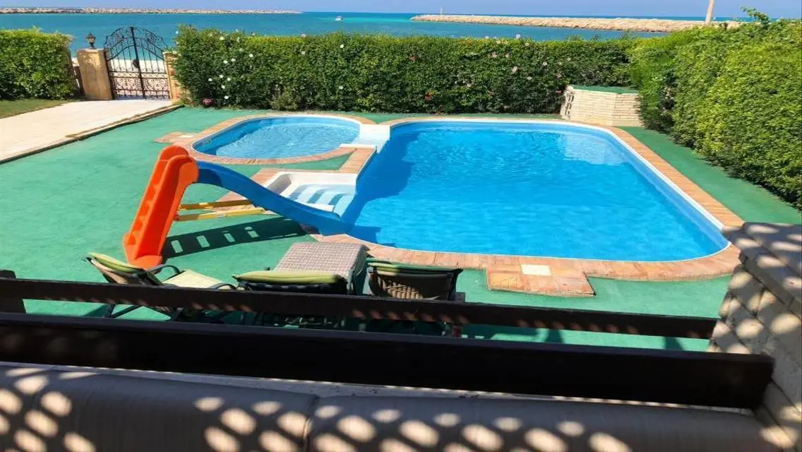 فيلا فاخرة مع حدائق ومسابح في موقع متميز