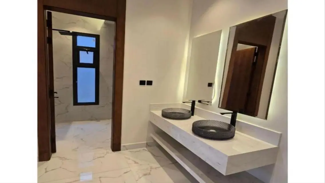 Luxury Villa in Prime Location with Full Amenities