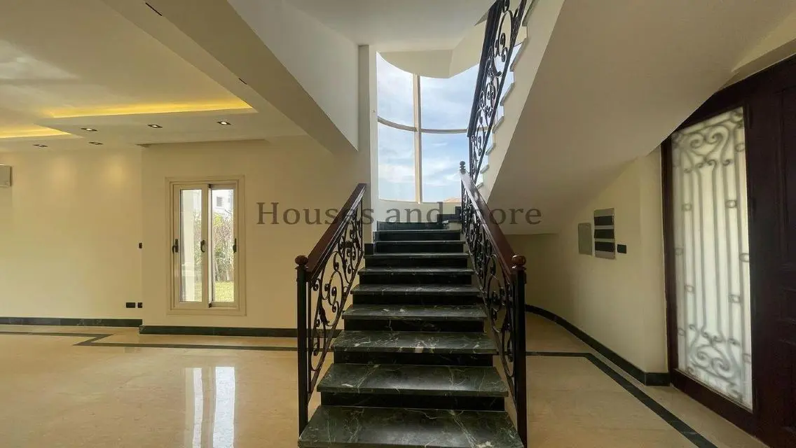Luxury Villa for Sale, 480 Square Meters with Stunning Views