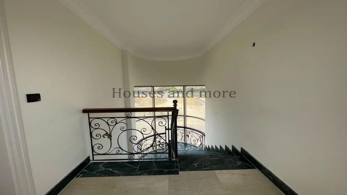 Luxury Villa for Sale, 480 Square Meters with Stunning Views