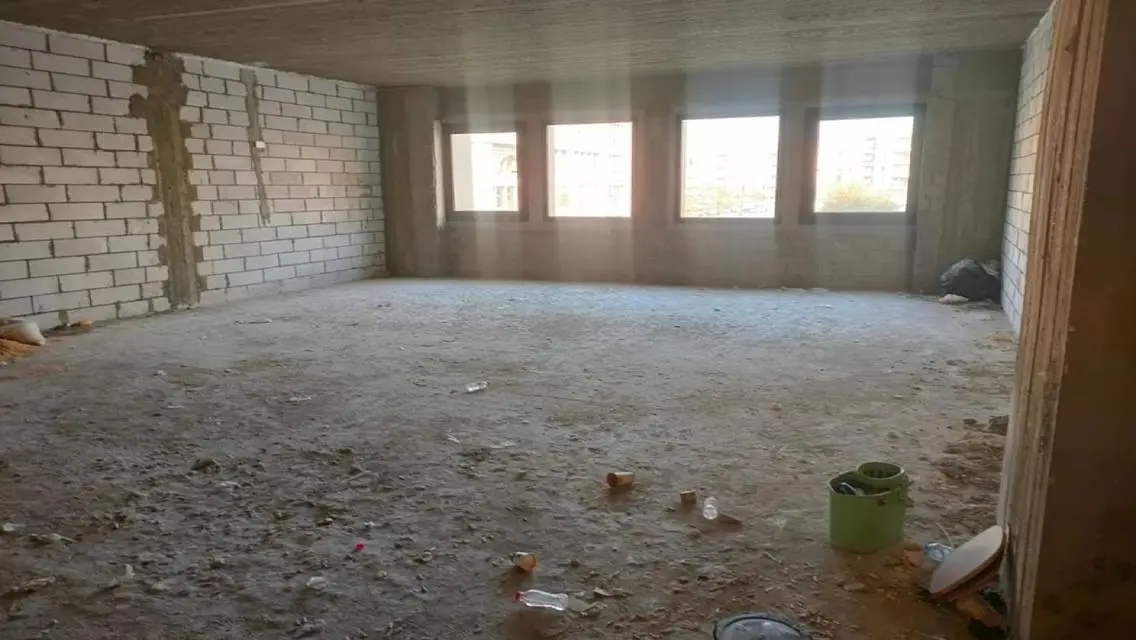 شقة فاخرة بمساحة مريحة مع موقف مغطى وغرفة اجتماعات