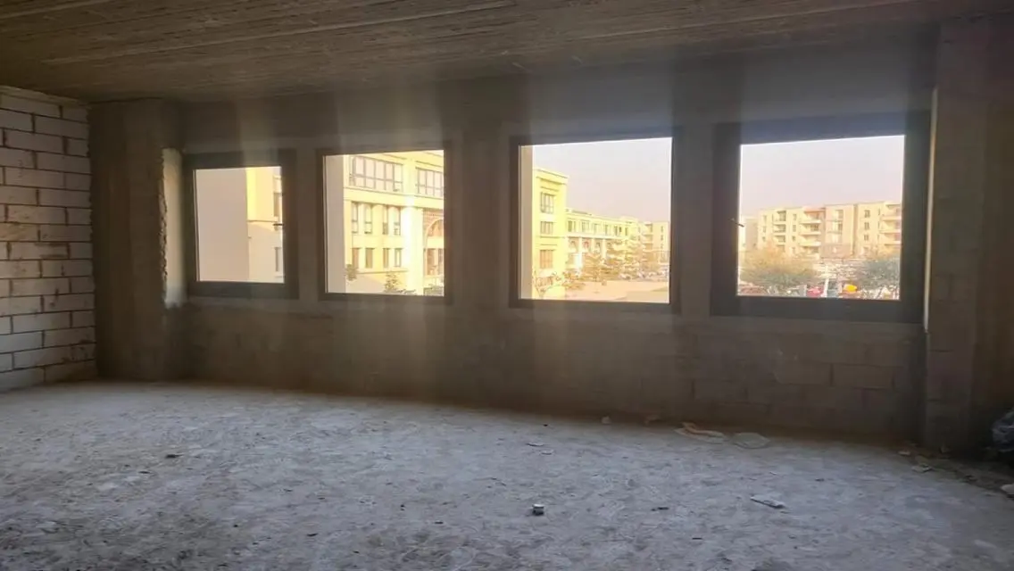 شقة فاخرة بمساحة مريحة مع موقف مغطى وغرفة اجتماعات