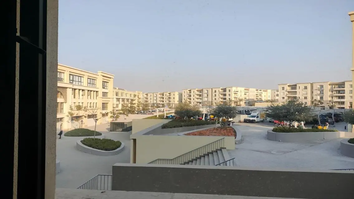 شقة فاخرة بمساحة مريحة مع موقف مغطى وغرفة اجتماعات