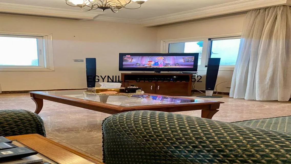 شقة كبيرة بإطلالة على النيل للبيع في الزمالك