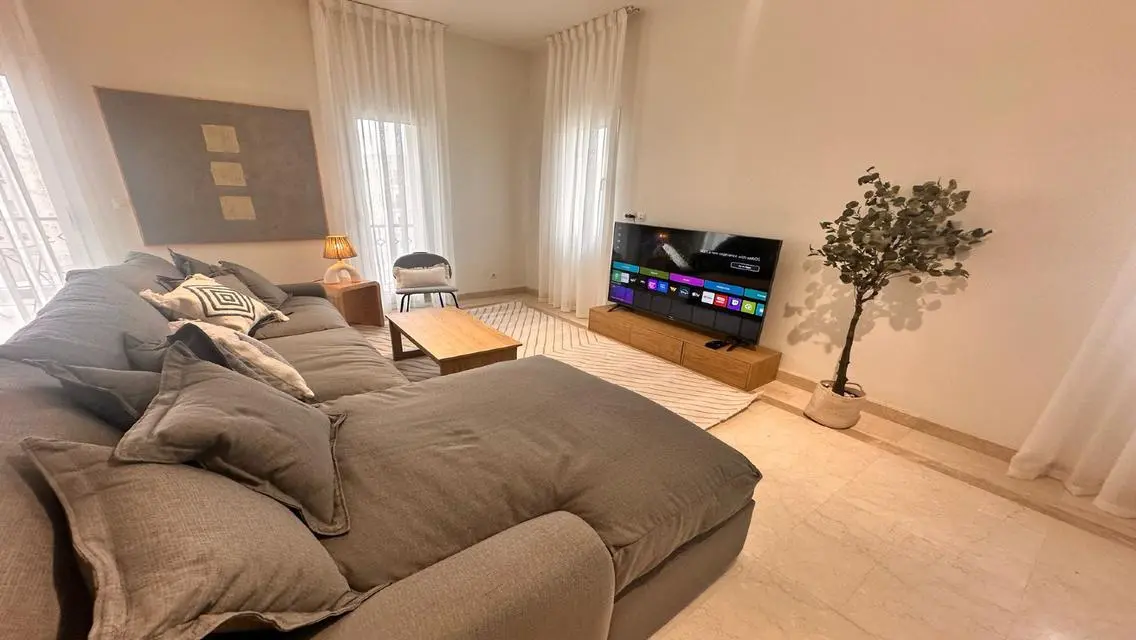 Luxury Apartment with Lake View