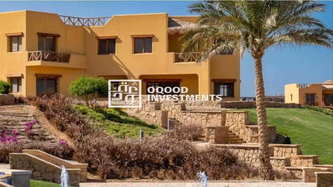فيلا فاخرة مع حديقة خاصة ومسبح بسعر 4,300,000