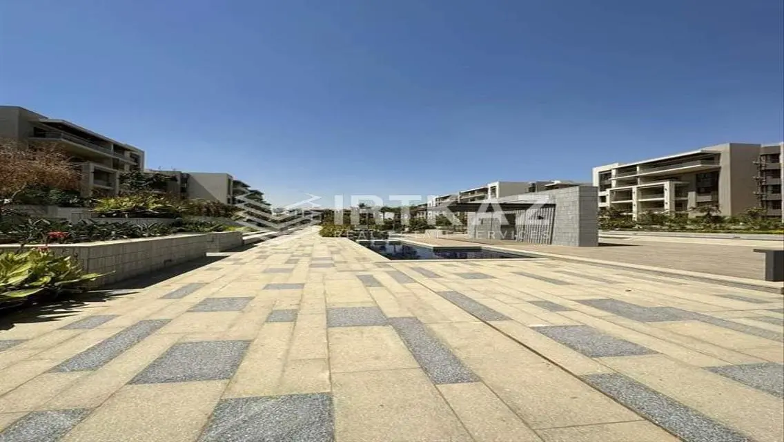 Luxury Villa with Shared Pool and Health Club in a Prime Location