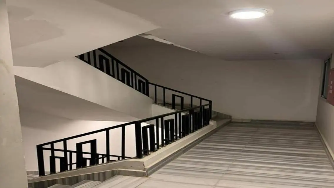 شقة فاخرة للبيع مع شرفة ومسبح مشترك