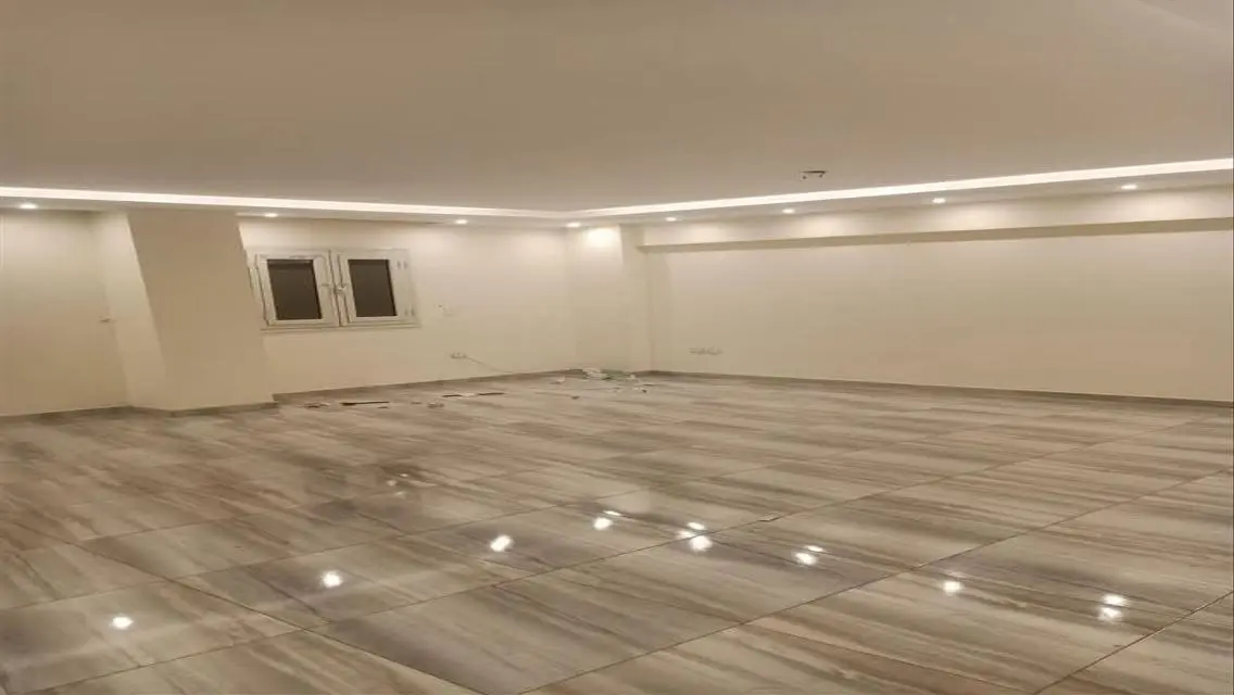 شقة فاخرة مع شرفة وخدمات متعددة