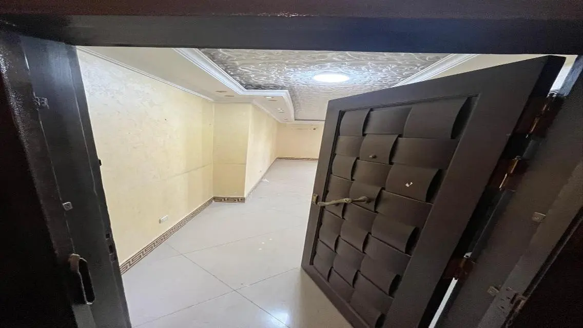 شقة فاخرة 3 غرف مع شرفة في موقع ممتاز