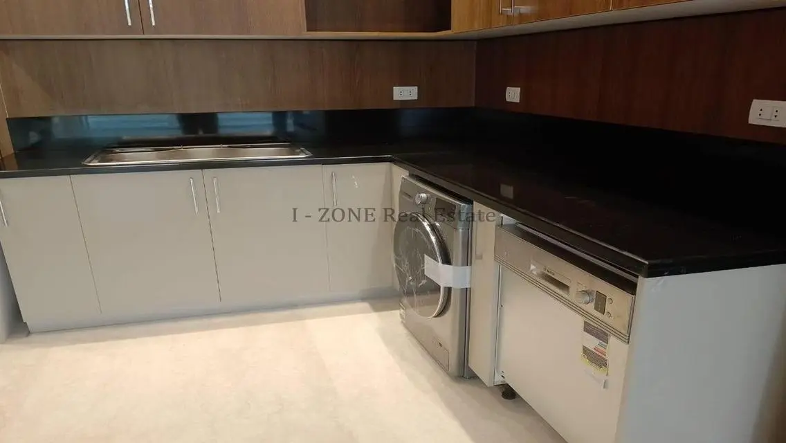 Stunning Lake View Apartment at IZONE