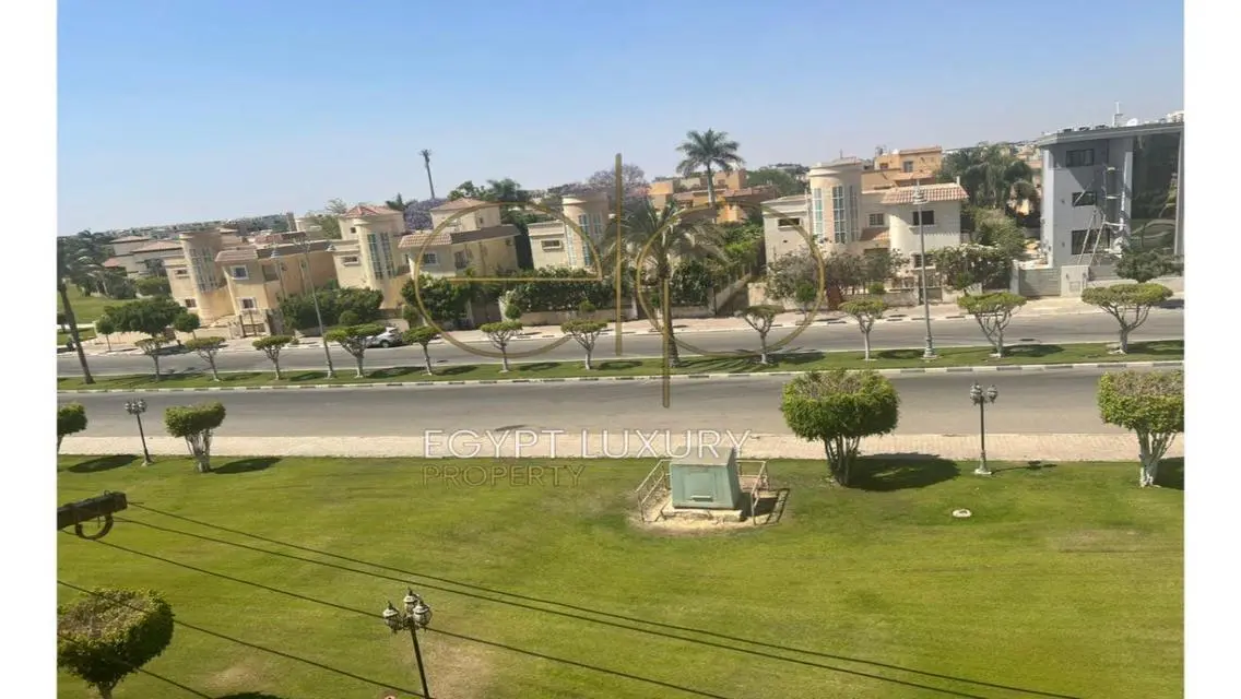 منزل فخم مع حديقة خاصة وإطلالة على البحيرات