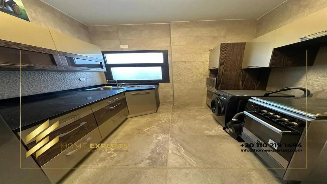 Luxurious Apartment with Stunning View and Spacious Living