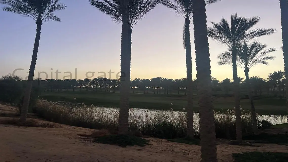 فيلا فاخرة بمساحة 3000 متر مع حديقة خاصة ومسبح مشترك