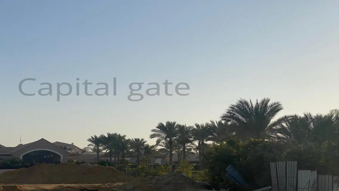 فيلا فاخرة بمساحة 3000 متر مع حديقة خاصة ومسبح مشترك